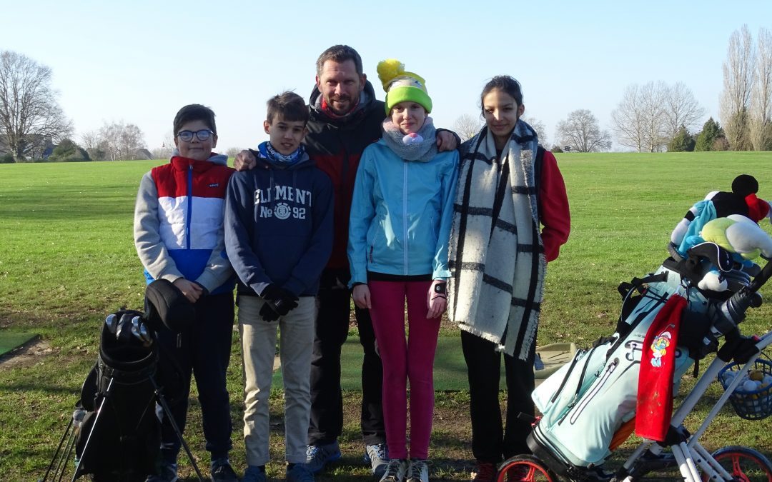 Tous les élèves du collège Léon Tolstoï peuvent pratiquer le Golf le mercredi après-midi dans un magnifique cadre naturel ! (La section Golf de l’AS par nos « Jeunes Reporters UNSS* » de 6ème)